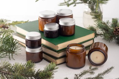 Beyaz arka planda cam kavanozlarda farklı aroma mumları. Kokulu el yapımı mum. Soya mumları kavanozda yanıyor. Balmumu ve parafin kavanozda.