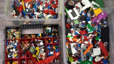 Lego. Oyuncak üreticisi çocuklar. Bir sürü renkli detay. Oyun ve inşaat için bloklar ve tuğlalar. Eğitici oyuncak. Lego figürleri. Sıralama ve depolama. Oynayın. Kyiv, Ukrayna - 30 Mart 2022.