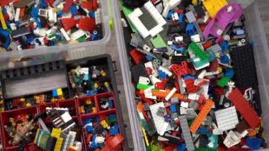 Lego. Oyuncak üreticisi çocuklar. Bir sürü renkli detay. Oyun ve inşaat için bloklar ve tuğlalar. Eğitici oyuncak. Lego figürleri. Sıralama ve depolama. Oynayın. Kyiv, Ukrayna - 30 Mart 2022.