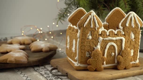 Lebkuchen Haus Weihnachten hausgemachte Backen. Lebkuchenmann. Kekse in Form eines Weihnachtsbaums und Schneeflocken auf dem Tisch. Essen zum Dessert. Winter-Lebkuchen. — Stockvideo