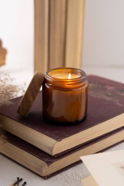 Beyaz arka planda cam kavanozlarda farklı aroma mumları. Kokulu el yapımı mum. Soya mumları kavanozda yanıyor. Balmumu ve parafin kavanozda.