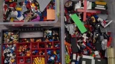 Lego. Oyuncak üreticisi çocuklar. Bir sürü renkli detay. Oyun ve inşaat için bloklar ve tuğlalar. Eğitici oyuncak. Lego figürleri. Sıralama ve depolama. Oynayın. Kyiv, Ukrayna - 30 Mart 2022.