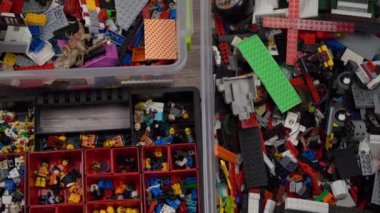Lego. Oyuncak üreticisi çocuklar. Bir sürü renkli detay. Oyun ve inşaat için bloklar ve tuğlalar. Eğitici oyuncak. Lego figürleri. Sıralama ve depolama. Oynayın. Kyiv, Ukrayna - 30 Mart 2022.