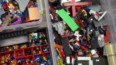 Lego. Oyuncak üreticisi çocuklar. Bir sürü renkli detay. Oyun ve inşaat için bloklar ve tuğlalar. Eğitici oyuncak. Lego figürleri. Sıralama ve depolama. Oynayın. Kyiv, Ukrayna - 30 Mart 2022.