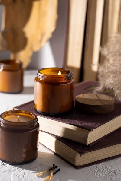 Beyaz arka planda cam kavanozlarda farklı aroma mumları. Kokulu el yapımı mum. Soya mumları kavanozda yanıyor. Balmumu ve parafin kavanozda.