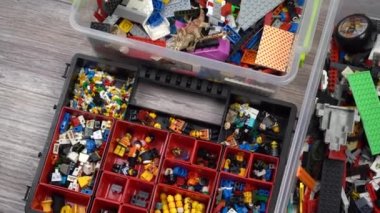 Lego. Oyuncak üreticisi çocuklar. Bir sürü renkli detay. Oyun ve inşaat için bloklar ve tuğlalar. Eğitici oyuncak. Lego figürleri. Sıralama ve depolama. Oynayın. Kyiv, Ukrayna - 30 Mart 2022.