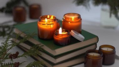 Beyaz arka planda cam kavanozlarda farklı aroma mumları. Kokulu el yapımı mum. Soya mumları kavanozda yanıyor. Balmumu ve parafin kavanozda.