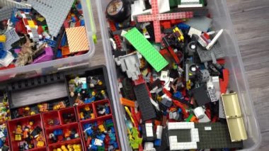 Lego. Oyuncak üreticisi çocuklar. Bir sürü renkli detay. Oyun ve inşaat için bloklar ve tuğlalar. Eğitici oyuncak. Lego figürleri. Sıralama ve depolama. Oynayın. Kyiv, Ukrayna - 30 Mart 2022.
