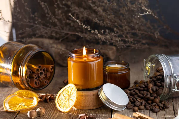 Beyaz arka planda cam kavanozlarda farklı aroma mumları. Kokulu el yapımı mum. Soya mumları kavanozda yanıyor. Balmumu ve parafin kavanozda.