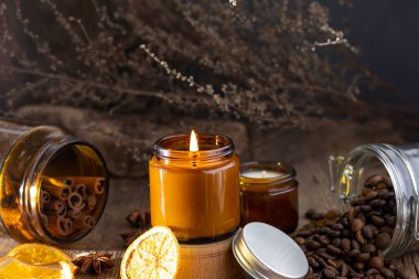 Beyaz arka planda cam kavanozlarda farklı aroma mumları. Kokulu el yapımı mum. Soya mumları kavanozda yanıyor. Balmumu ve parafin kavanozda.