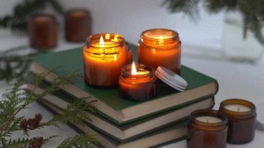 Beyaz arka planda cam kavanozlarda farklı aroma mumları. Kokulu el yapımı mum. Soya mumları kavanozda yanıyor. Balmumu ve parafin kavanozda.