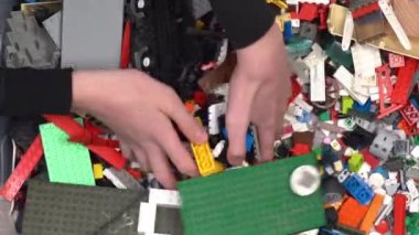 Lego. Oyuncak üreticisi çocuklar. Bir sürü renkli detay. Oyun ve inşaat için bloklar ve tuğlalar. Eğitici oyuncak. Lego figürleri. Sıralama ve depolama. Oynayın. Kyiv, Ukrayna - 30 Mart 2022.