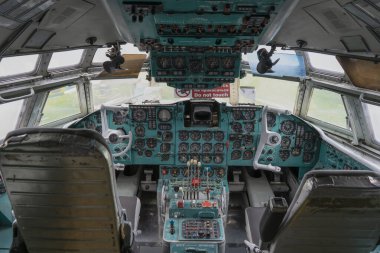 Eski bir yolcu uçağının kabini. Direksiyon ve kontrol paneli. Pilot koltuğu. Havacılık arka planı