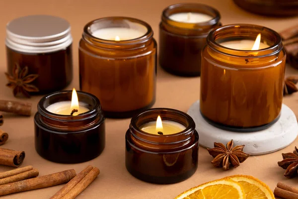 Un ensemble de différentes bougies aromatiques dans des bocaux en verre sur un fond blanc. Bougie artisanale parfumée. Les bougies de soja brûlent dans un pot. Cire et paraffine dans un pot — Photo