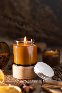 Beyaz arka planda cam kavanozlarda farklı aroma mumları. Kokulu el yapımı mum. Soya mumları kavanozda yanıyor. Balmumu ve parafin kavanozda.