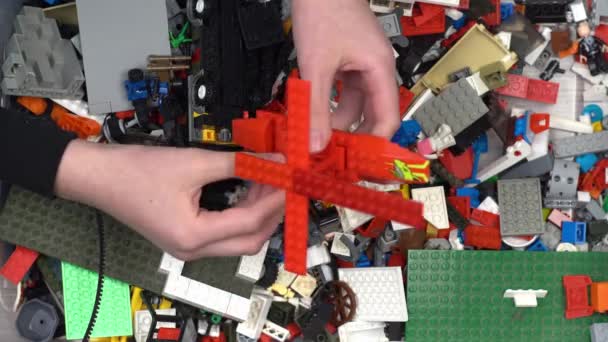 Lego. Konstruktor zabawek dla dzieci. Mnóstwo kolorowych szczegółów. Bloki i cegły do zabawy i budowania. Zabawka edukacyjna. Lego się zgadza. Sortowanie i przechowywanie. Zagraj. Kijów, Ukraina - 30 marca 2022. — Wideo stockowe