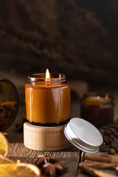 Een set van verschillende aroma kaarsen in glazen potten op een witte achtergrond. Handgemaakte geurkaarsen. Soja kaarsen branden in een jar.Wax en paraffine in een pot — Stockfoto