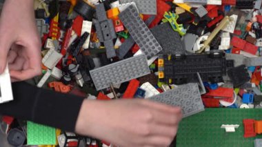 Lego. Oyuncak üreticisi çocuklar. Bir sürü renkli detay. Oyun ve inşaat için bloklar ve tuğlalar. Eğitici oyuncak. Lego figürleri. Sıralama ve depolama. Oynayın. Kyiv, Ukrayna - 30 Mart 2022.