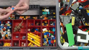 Lego. Oyuncak üreticisi çocuklar. Bir sürü renkli detay. Oyun ve inşaat için bloklar ve tuğlalar. Eğitici oyuncak. Lego figürleri. Sıralama ve depolama. Oynayın. Kyiv, Ukrayna - 30 Mart 2022.