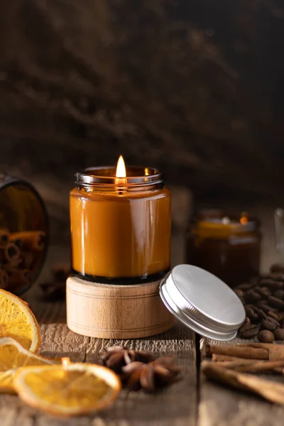 Um jogo de velas de aroma diferentes em jarros de vidro em um contexto branco. Vela artesanal perfumada. Velas de soja estão queimando em um jarro. Cera e parafina em um frasco — Fotografia de Stock