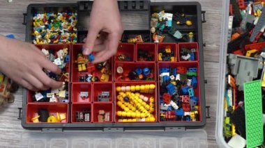 Lego. Oyuncak üreticisi çocuklar. Bir sürü renkli detay. Oyun ve inşaat için bloklar ve tuğlalar. Eğitici oyuncak. Lego figürleri. Sıralama ve depolama. Oynayın. Kyiv, Ukrayna - 30 Mart 2022.