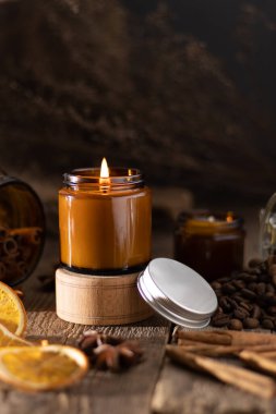 Beyaz arka planda cam kavanozlarda farklı aroma mumları. Kokulu el yapımı mum. Soya mumları kavanozda yanıyor. Balmumu ve parafin kavanozda.