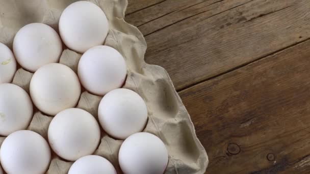 Fundo do ovo. Ovos brancos e marrons em uma bandeja. Alimentos proteicos. Eco orgânico. — Vídeo de Stock