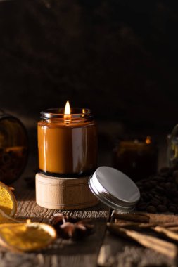 Beyaz arka planda cam kavanozlarda farklı aroma mumları. Kokulu el yapımı mum. Soya mumları kavanozda yanıyor. Balmumu ve parafin kavanozda.