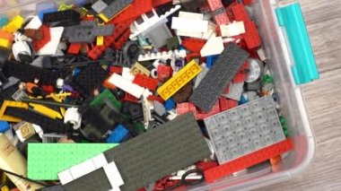 Lego. Oyuncak üreticisi çocuklar. Bir sürü renkli detay. Oyun ve inşaat için bloklar ve tuğlalar. Eğitici oyuncak. Lego figürleri. Sıralama ve depolama. Oynayın. Kyiv, Ukrayna - 30 Mart 2022.
