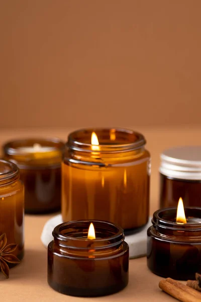 Een set van verschillende aroma kaarsen in glazen potten op een witte achtergrond. Handgemaakte geurkaarsen. Soja kaarsen branden in een jar.Wax en paraffine in een pot — Stockfoto