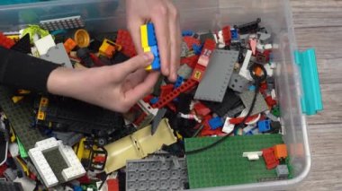 Lego. Oyuncak üreticisi çocuklar. Bir sürü renkli detay. Oyun ve inşaat için bloklar ve tuğlalar. Eğitici oyuncak. Lego figürleri. Sıralama ve depolama. Oynayın. Kyiv, Ukrayna - 30 Mart 2022.