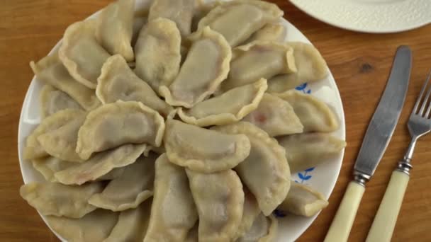 Vareniki con cerezas. Comida tradicional ucraniana. Dumpling en un plato. Cocinar de masa hervida con relleno de frutas. — Vídeo de stock