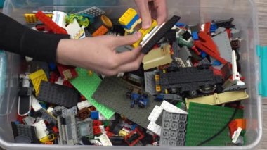 Lego. Oyuncak üreticisi çocuklar. Bir sürü renkli detay. Oyun ve inşaat için bloklar ve tuğlalar. Eğitici oyuncak. Lego figürleri. Sıralama ve depolama. Oynayın. Kyiv, Ukrayna - 30 Mart 2022.