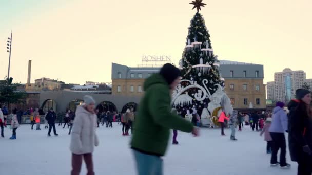 Skridskobana på vintern. Folk åker skridskor. Skridskor rider på is. Skridskoåkning är en vinter sport och underhållning. Kvinnor, barn, män ben går. — Stockvideo