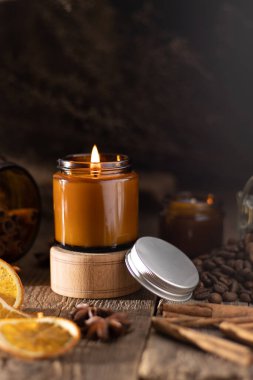 Beyaz arka planda cam kavanozlarda farklı aroma mumları. Kokulu el yapımı mum. Soya mumları kavanozda yanıyor. Balmumu ve parafin kavanozda.