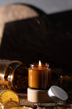 Beyaz arka planda cam kavanozlarda farklı aroma mumları. Kokulu el yapımı mum. Soya mumları kavanozda yanıyor. Balmumu ve parafin kavanozda.