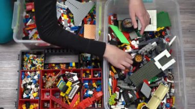 Lego. Oyuncak üreticisi çocuklar. Bir sürü renkli detay. Oyun ve inşaat için bloklar ve tuğlalar. Eğitici oyuncak. Lego figürleri. Sıralama ve depolama. Oynayın. Kyiv, Ukrayna - 30 Mart 2022.