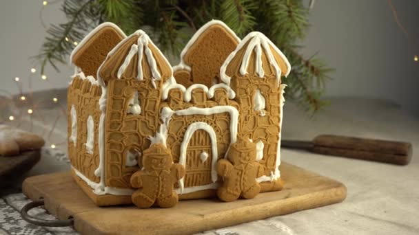 집에서 만든 크리스마스 제빵 집이야. 진저브레드 맨. 크리스마스 트리 모양의 쿠키와 테이블 위의 눈송이. 디저트로 먹을 거야. 겨울 진저브레드. — 비디오