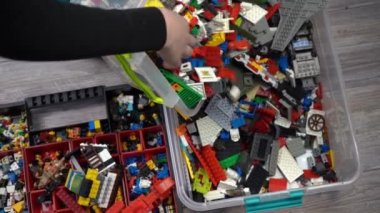 Lego. Oyuncak üreticisi çocuklar. Bir sürü renkli detay. Oyun ve inşaat için bloklar ve tuğlalar. Eğitici oyuncak. Lego figürleri. Sıralama ve depolama. Oynayın. Kyiv, Ukrayna - 30 Mart 2022.