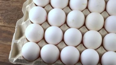Yumurta arkaplanı. Tepside beyaz ve kahverengi yumurtalar. Protein yiyeceği. Çevresel.