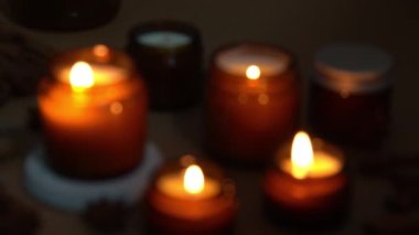 Kahverengi cam kavanozlarda Aroma mumları. Mum karanlıkta yanar. Aromaterapi, romantizm ve spa 'da rahatlama. Kokulu ve soya mumları geceleri yanar. Kavanozda balmumu ve parafin.