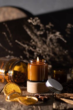 Beyaz arka planda cam kavanozlarda farklı aroma mumları. Kokulu el yapımı mum. Soya mumları kavanozda yanıyor. Balmumu ve parafin kavanozda.