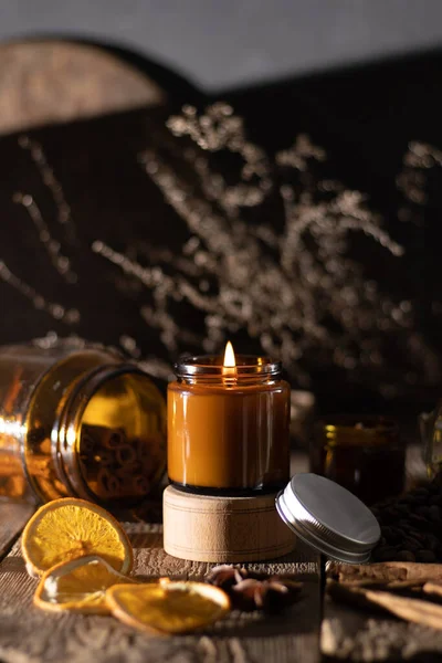 Beyaz arka planda cam kavanozlarda farklı aroma mumları. Kokulu el yapımı mum. Soya mumları kavanozda yanıyor. Balmumu ve parafin kavanozda.