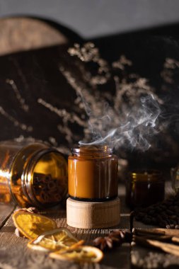 Beyaz arka planda cam kavanozlarda farklı aroma mumları. Kokulu el yapımı mum. Soya mumları kavanozda yanıyor. Balmumu ve parafin kavanozda.