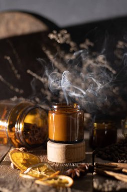 Beyaz arka planda cam kavanozlarda farklı aroma mumları. Kokulu el yapımı mum. Soya mumları kavanozda yanıyor. Balmumu ve parafin kavanozda.