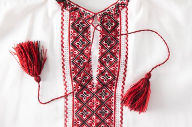 Ulusal Ukrayna nakışları. El yapımı. Kırmızı, siyah ve beyaz çapraz dikiş. Geleneksel Ukrayna gömleği. Nakış arkaplanı