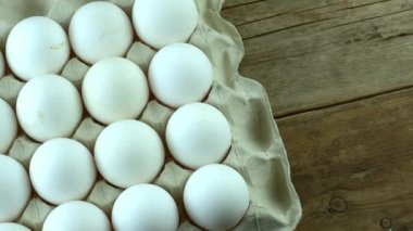 Yumurta arkaplanı. Tepside beyaz ve kahverengi yumurtalar. Protein yiyeceği. Çevresel.