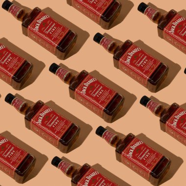 Şablon viski şişesi Jack Daniels Kırmızı etiket geçmişi. Jennessee ateş tarçın likörü tennessee viskisi. Baharatlı alkol içeceği. Ukrayna, Kyiv - 17 Mayıs 2022.