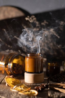Beyaz arka planda cam kavanozlarda farklı aroma mumları. Kokulu el yapımı mum. Soya mumları kavanozda yanıyor. Balmumu ve parafin kavanozda.