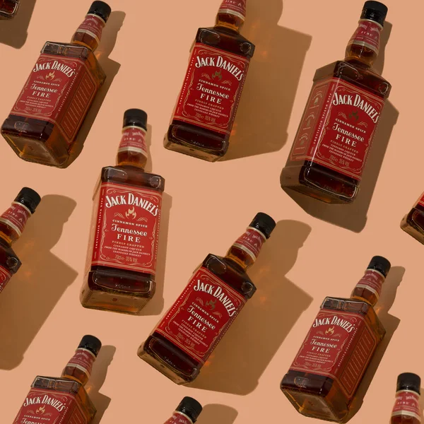 Şablon viski şişesi Jack Daniels Kırmızı etiket geçmişi. Jennessee ateş tarçın likörü tennessee viskisi. Baharatlı alkol içeceği. Ukrayna, Kyiv - 17 Mayıs 2022.